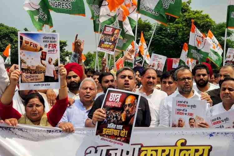 राहुल गांधी पर एफआईआर के विरोध में भाजपा कार्यालय घेरा, छात्रों पर लाठीचार्ज को लेकर युवा कांग्रेस का प्रदर्शन