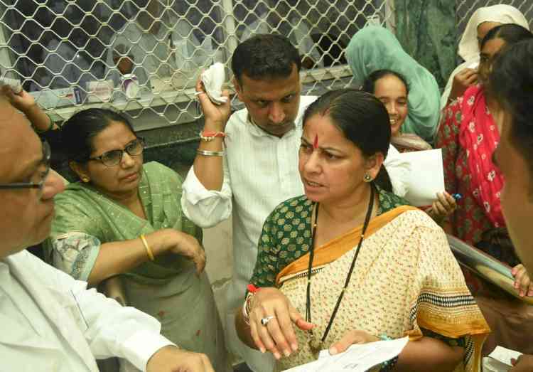 सिविल अस्पताल में बाहर की दवा लिखी तो डॉक्टरों पर होगी कार्रवाईः मीना परमार