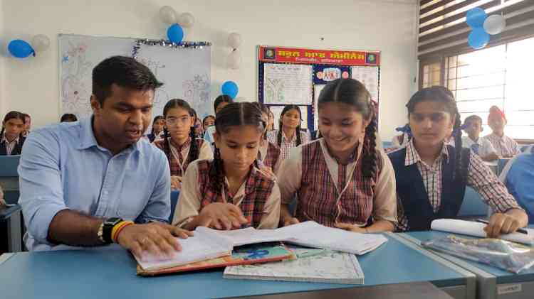 Deputy Commissioner Himanshu Jain Turns Teacher for a Day, Honours District's Best Teachers on Teacher's Day