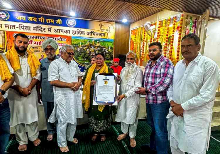 Dr Dharamvir Gandhi honoured prominent personalities with ‘Seva Samman’ awards