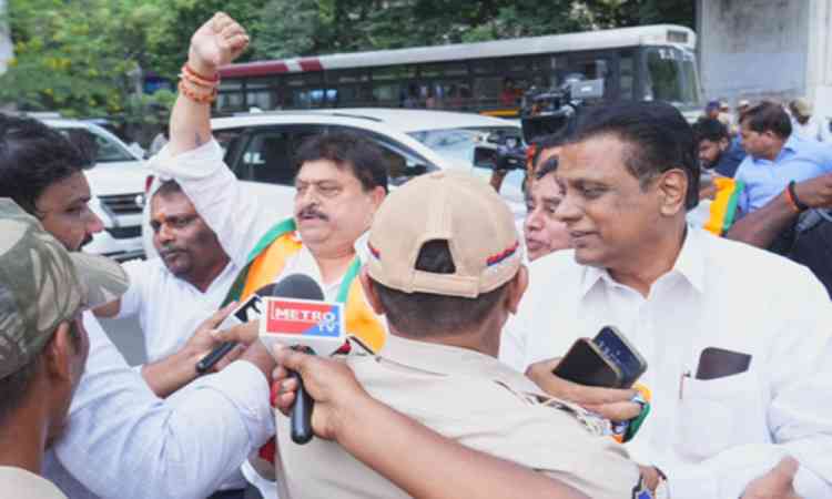 Telangana BJP chief detained during fee reimbursement protest, clash with police