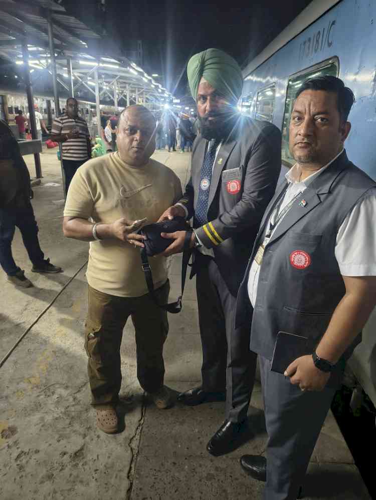 TTIs return passenger’s bag left behind on Shatabdi Express