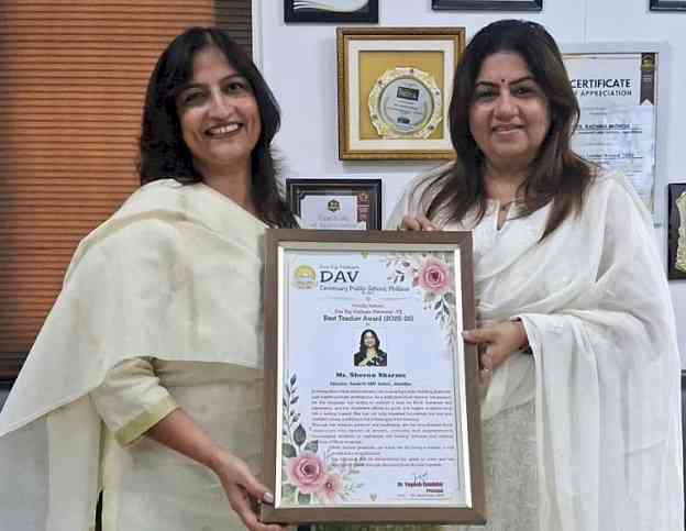 Sanskriti KMV School's Educator Sheenu Sharma Conferred with 'Best Teacher Award'