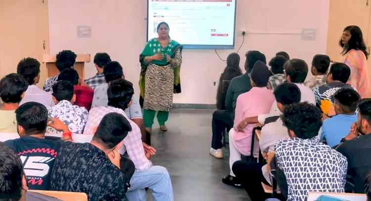 L.N. Hindu College Students Get a Digital Tour of Library Resources