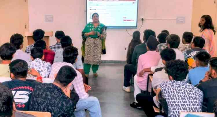 पुस्तकालय की डिजिटल सेवाओं से रूबरू हुए विद्यार्थी, हिंदू कॉलेज में पुस्तकालय अभिविन्यास कार्यक्रम