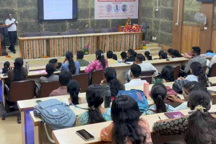 बढ़ता कार्बन फुटप्रिंट पर्यावरण के लिए खतरा, ग्रीन इकोनॉमी ही समाधानः प्रो. सुदेश यादव