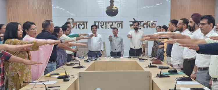कुपोषण के खिलाफ जिले में अभियान शुरू, डीसी ने अधिकारियों को दिलाई शपथ