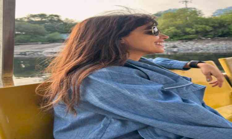 Genelia Deshmukh takes a nostalgic trip as she enjoys the jetty ride