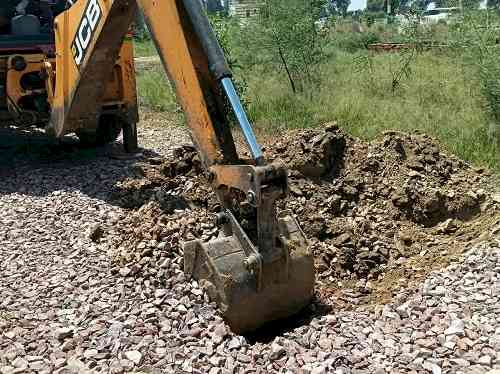 मायना, करौर और खरावड़ में अवैध निर्माण पर चला प्रशासन का बुलडोजर