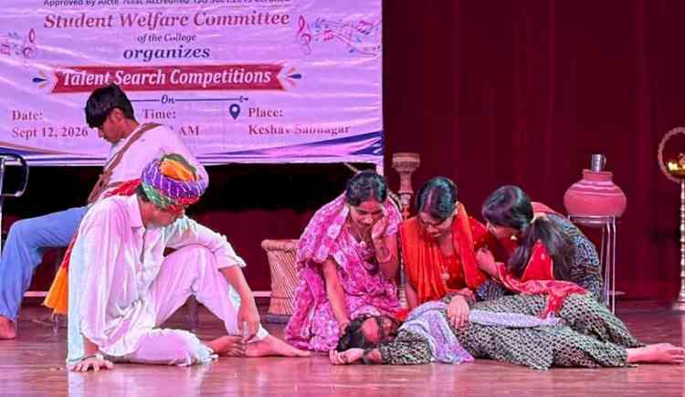 टैलेंट सर्च में विद्यार्थियों ने मंच पर बिखेरे प्रतिभा के रंग