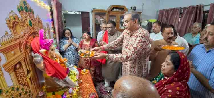 Senior BJP leader Sanjay Tandon joins Ganpati Puja in Badheri, prays for well-being of all