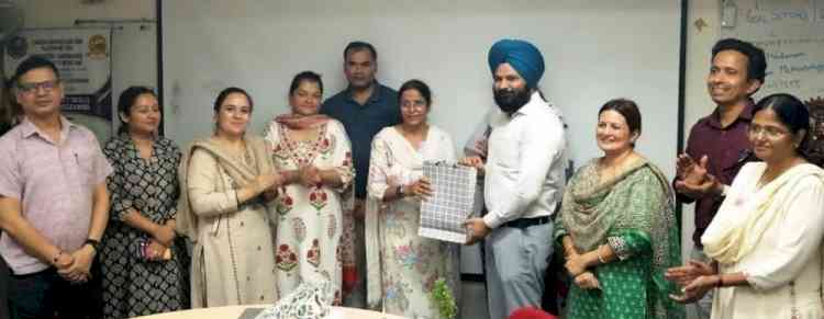 डिग्री के साथ कम्युनिकेशन और प्रोफेशनल स्किल्स भी जरूरी