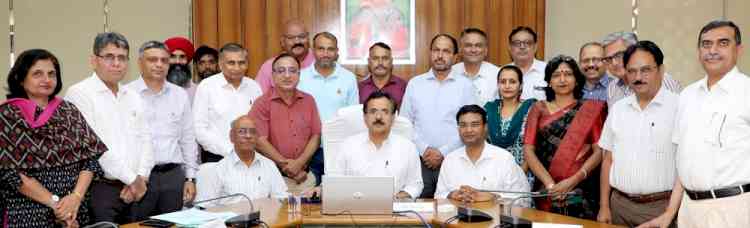 स्कूली शिक्षा ही उज्ज्वल भविष्य की मजबूत नींवः कुलपति प्रो. विजय कुमार