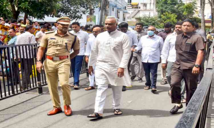 Let BJP leaders sing full Vande Mataram without teleprompter: Karnataka HM Kharge