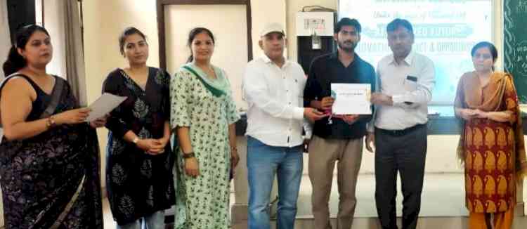 स्लोगन और आर्टिकल राइटिंग में छात्रों ने दिखाई प्रतिभा, करुणा और दीया अव्वल