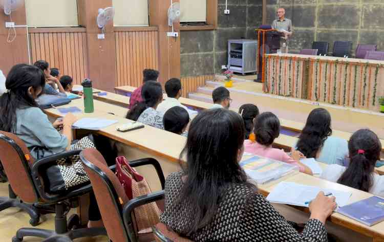 डेटा से प्रश्नावली तक, शोधार्थियों से साझा किए शोध के गुर