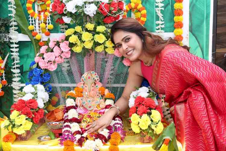 Madhurima Tuli Celebrates Ganpati Festival at Home 