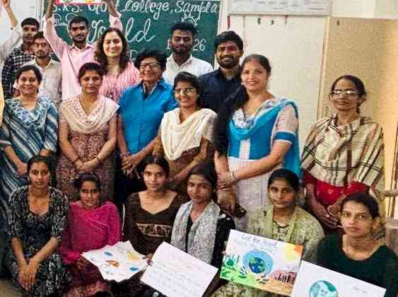 स्लोगन-पोस्टर बना कर दिया ओजोन बचाने का संदेश
