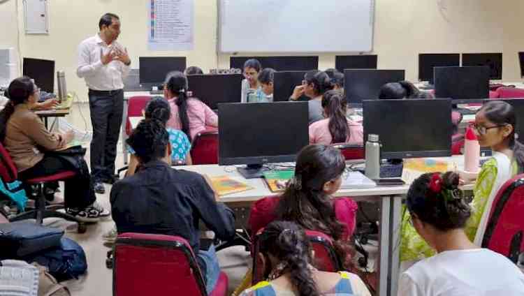 गणित विद्यार्थियों को सिखाए रोजगार के गुर, लक्ष्य निर्धारण, समय प्रबंधन से लेकर प्रभावी संवाद तक पर प्रशिक्षण