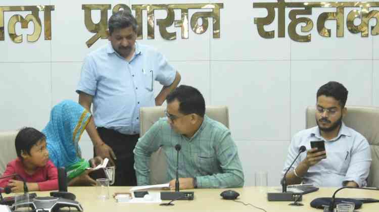 समाधान शिविरों में शिकायतों का प्राथमिकता से करें निपटाराः डीसी