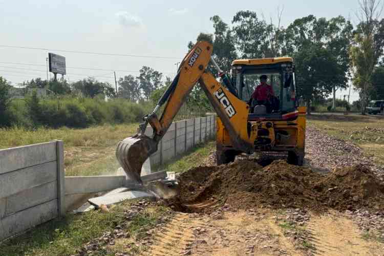 सुंदरपुर में अवैध निर्माण पर चला बुलडोजर