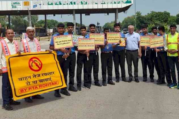 पोस्टर-स्लोगन से दिया सड़क सुरक्षा व सुरक्षित यातायात का संदेश