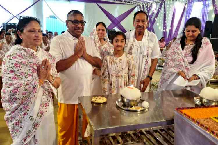दशलक्षण पर्व में गूंजे पुष्पदंत भगवान के जयकारे, भजनों पर झूमे श्रद्धालु