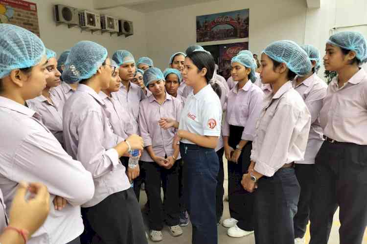 यूआईईटी छात्रों ने शैक्षणिक भ्रमण के दौरान जानी जूस-सॉफ्ट ड्रिंक उत्पादन प्रक्रिया