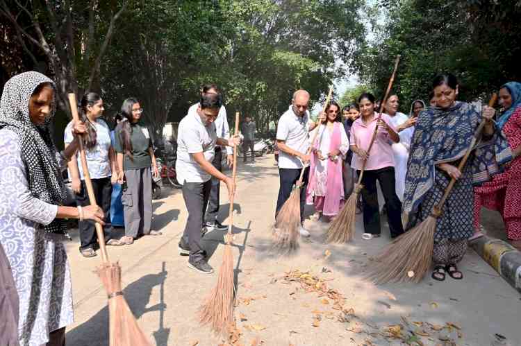 एमडीयू गर्ल्स हॉस्टल में सफाई अभियान चलाकर दिया स्वच्छता का संदेश