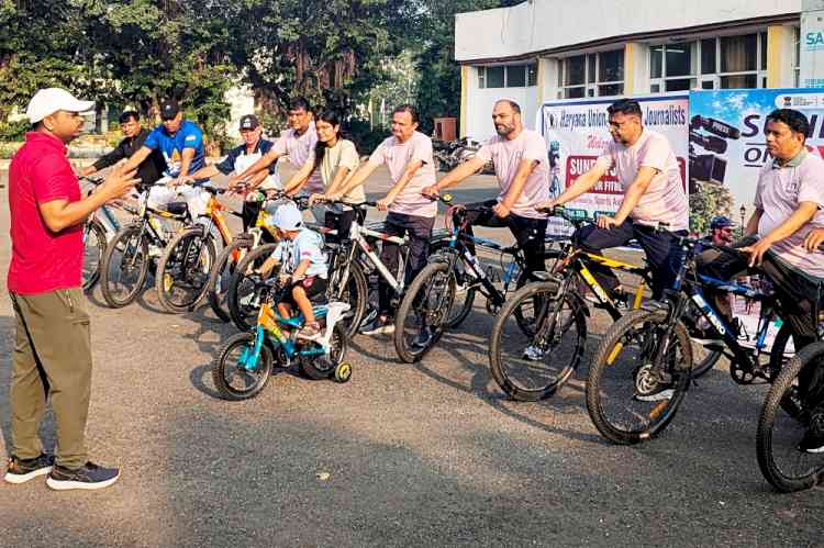 साइकिलिंग से किया फिटनेस और स्वच्छ पर्यावरण के प्रति जागरूक