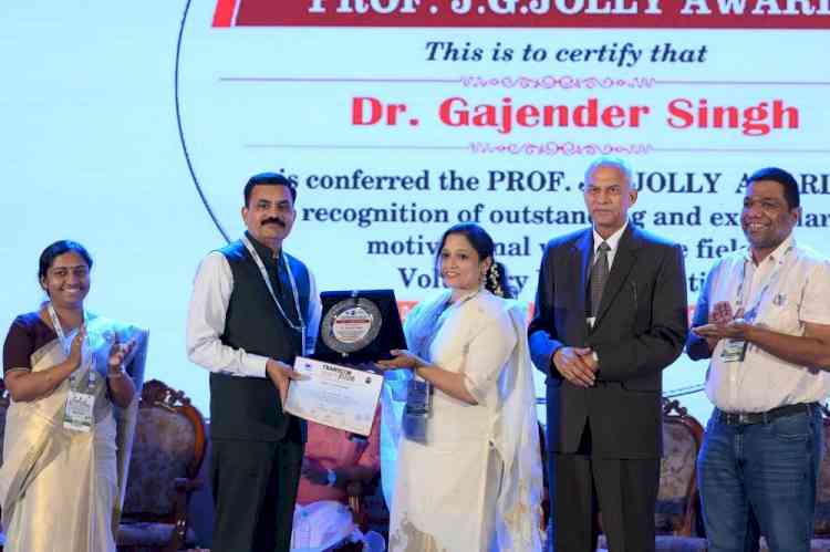 स्वैच्छिक रक्तदान में उत्कृष्ट योगदान के लिए डॉ. गजेन्द्र जॉली अवार्ड से सम्मानित