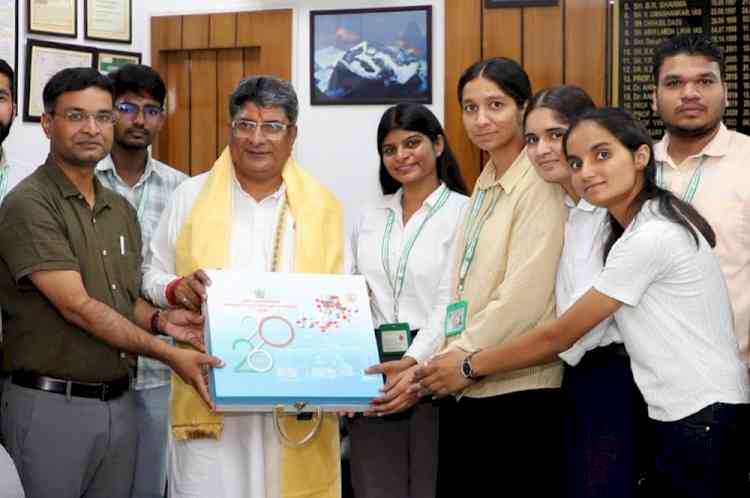 मेयर पोपली ने जीजेयू में छात्रों से किया संवाद, उठे शहर से जुड़े मुद्दे