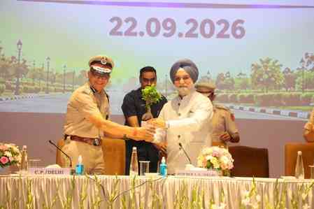 Delhi L-G discusses citizen-centric policing with officers