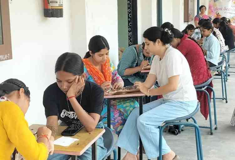 प्रतिभा खोज में छात्राओं ने बिखेरे हुनर के रंग, 21 प्रतियोगिताओं में दिखी रचनात्मकता