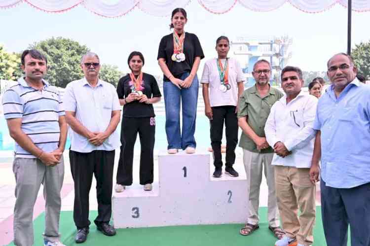 एमडीयू में एक्वेटिक्स मुकाबले संपन्न, विजेताओं को किया सम्मानित