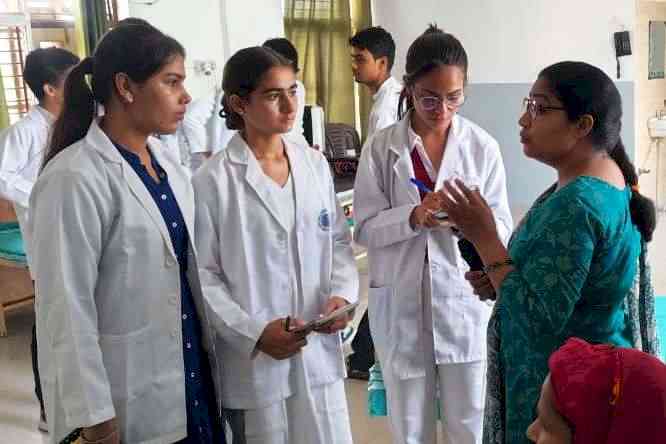 अस्पतालों में जाकर यूआईपीएचएस विद्यार्थियों ने समझी स्वास्थ्य सेवाओं की जमीनी कार्यप्रणाली