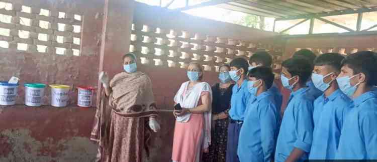 स्वच्छता पाठशाला में छात्राओं को सिखाया कचरा प्रबंधन