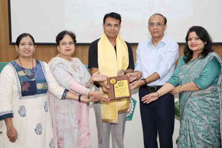 शब्दों से साधे तर्क, मंच पर दिखाया दम