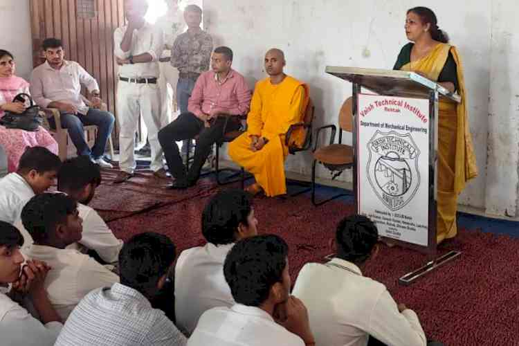 मोबाइल से युद्ध तक, छात्रों ने समझा मन पर नियंत्रण का मंत्र