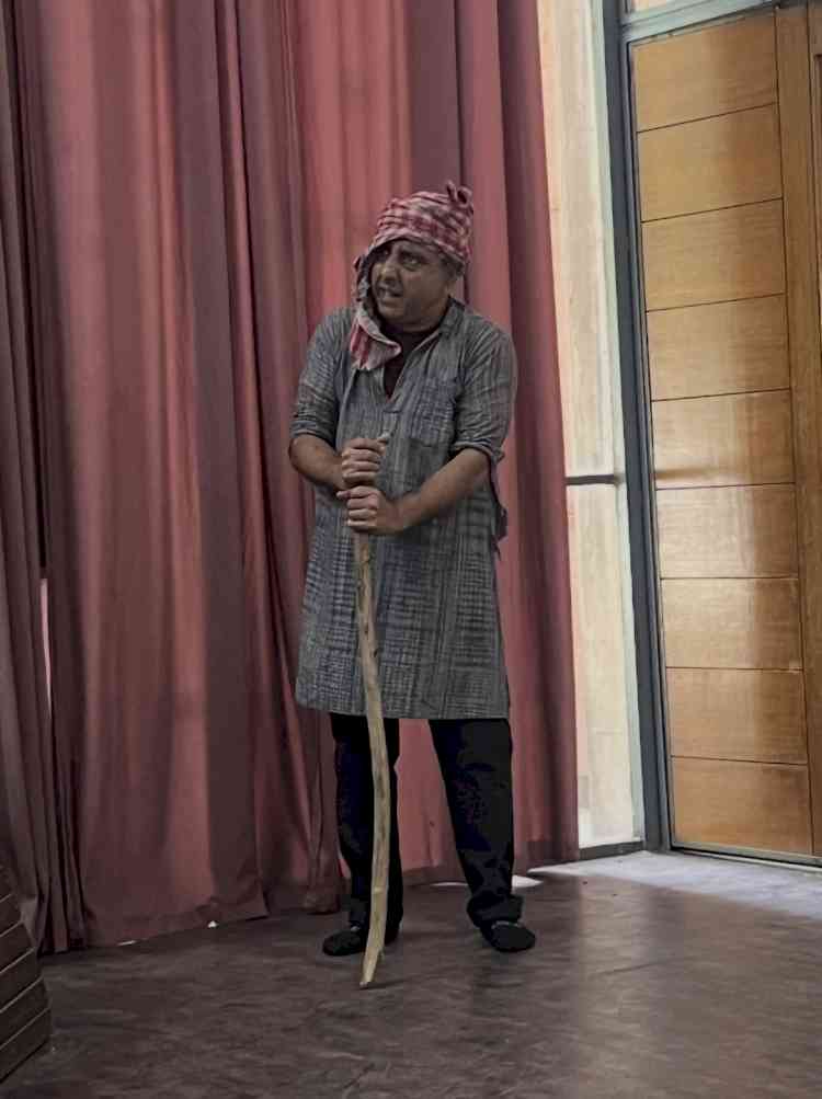Panjab University Hosts a Solo Play ‘Maa, Mujhe Tagore Bana De’