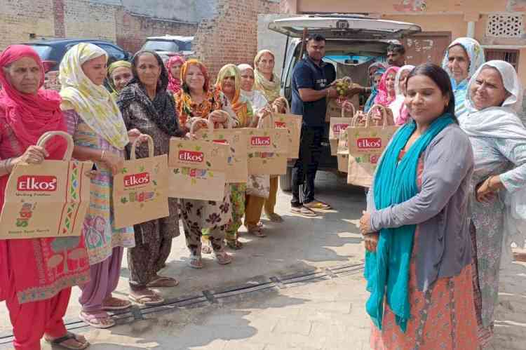 प्लास्टिक छोड़ें, जूट अपनाएं; ग्रामीणों को स्वच्छता का पाठ