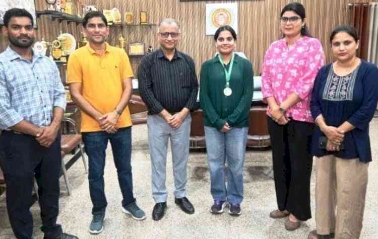 इंटर कॉलेज महिला तैराकी प्रतियोगिता में हिंदू कॉलेज की अनिष्का ने जीता रजत