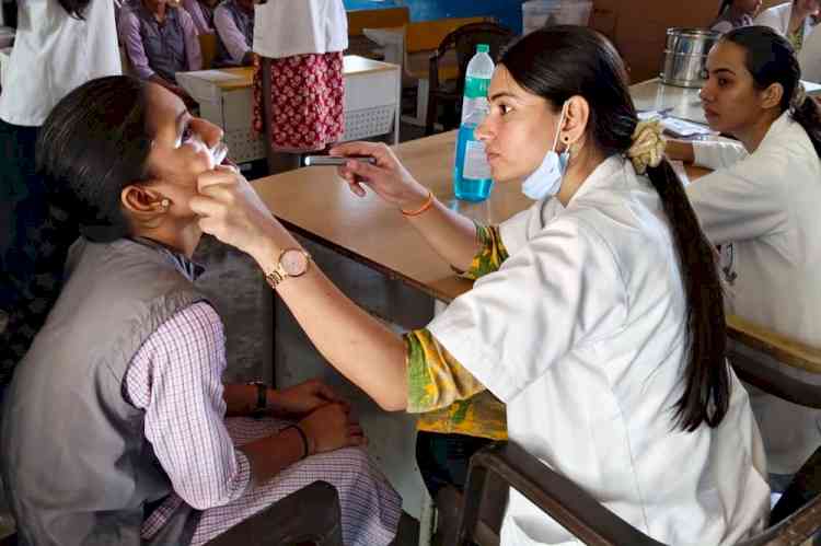 मायना में 138 स्कूली बच्चों की दंत जांच, मौखिक स्वास्थ्य के प्रति किया जागरूक