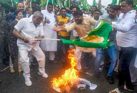Bihar Congress, RJD protest against CEC Gyanesh Kumar over SIR issues; police use water canons