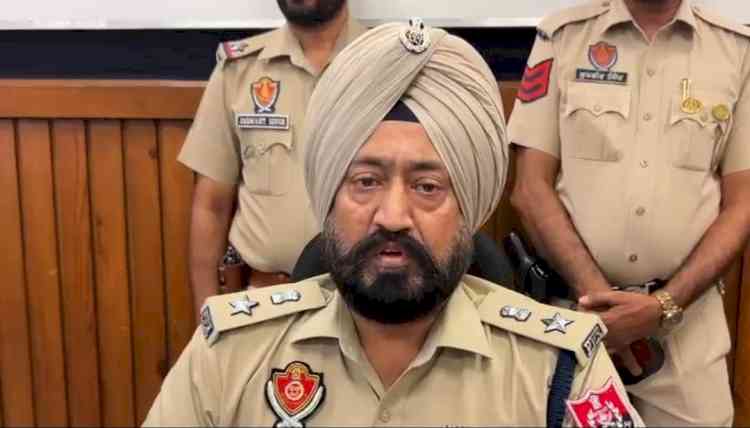Counter Intelligence Inspector held with 3.35 kg heroin, six pistols