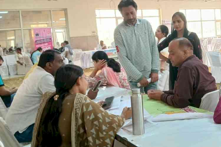 एक छत के नीचे मिल रही सरकारी योजनाओं की सेवाएं, सेवा सेतु शिविर में पात्र लोगों से मौके पर लिए आवेदन