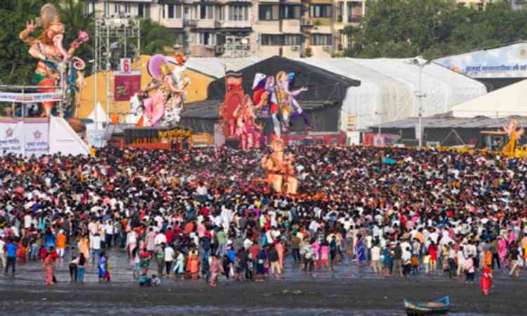 Ganesh Visarjan rush turns hunting ground for thieves in Mumbai; 18 arrested, 192 mobile theft complaints