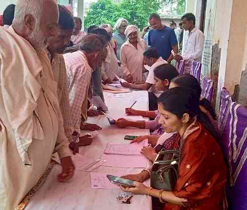 पात्रता और जरूरत के अनुरूप अधिक से अधिक पात्र नागरिकों को योजनाओं का लाभ पहुंचाएं अधिकारीः डीसी
