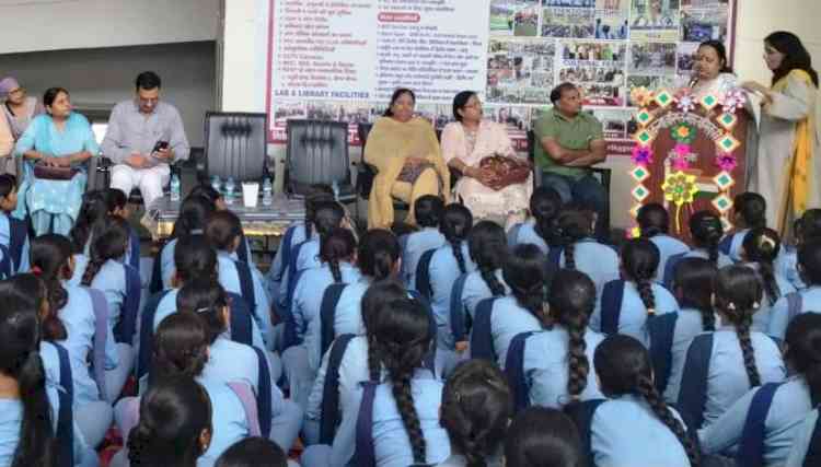छात्राओं को अधिकारों की जानकारी देना भी महिला आयोग की प्राथमिकताः डॉ. अनुकंपा