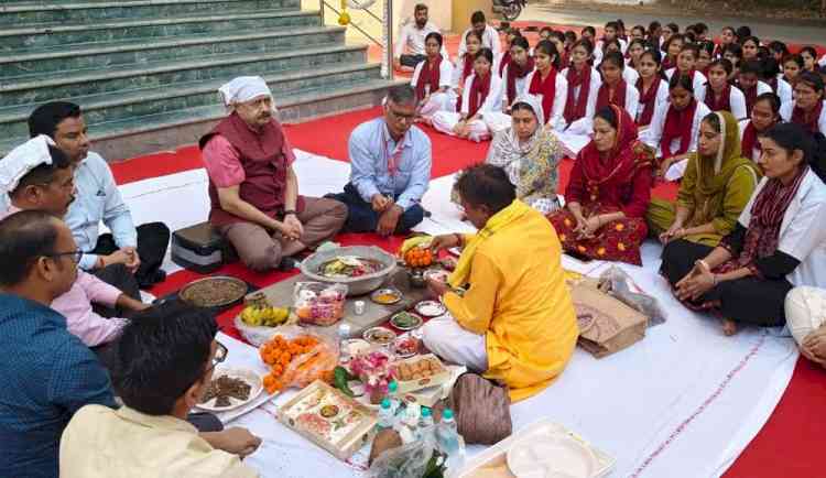 हवन से शुरू हुआ एमबीबीएस का छात्रों का सफर, सेवा का संकल्प लिया